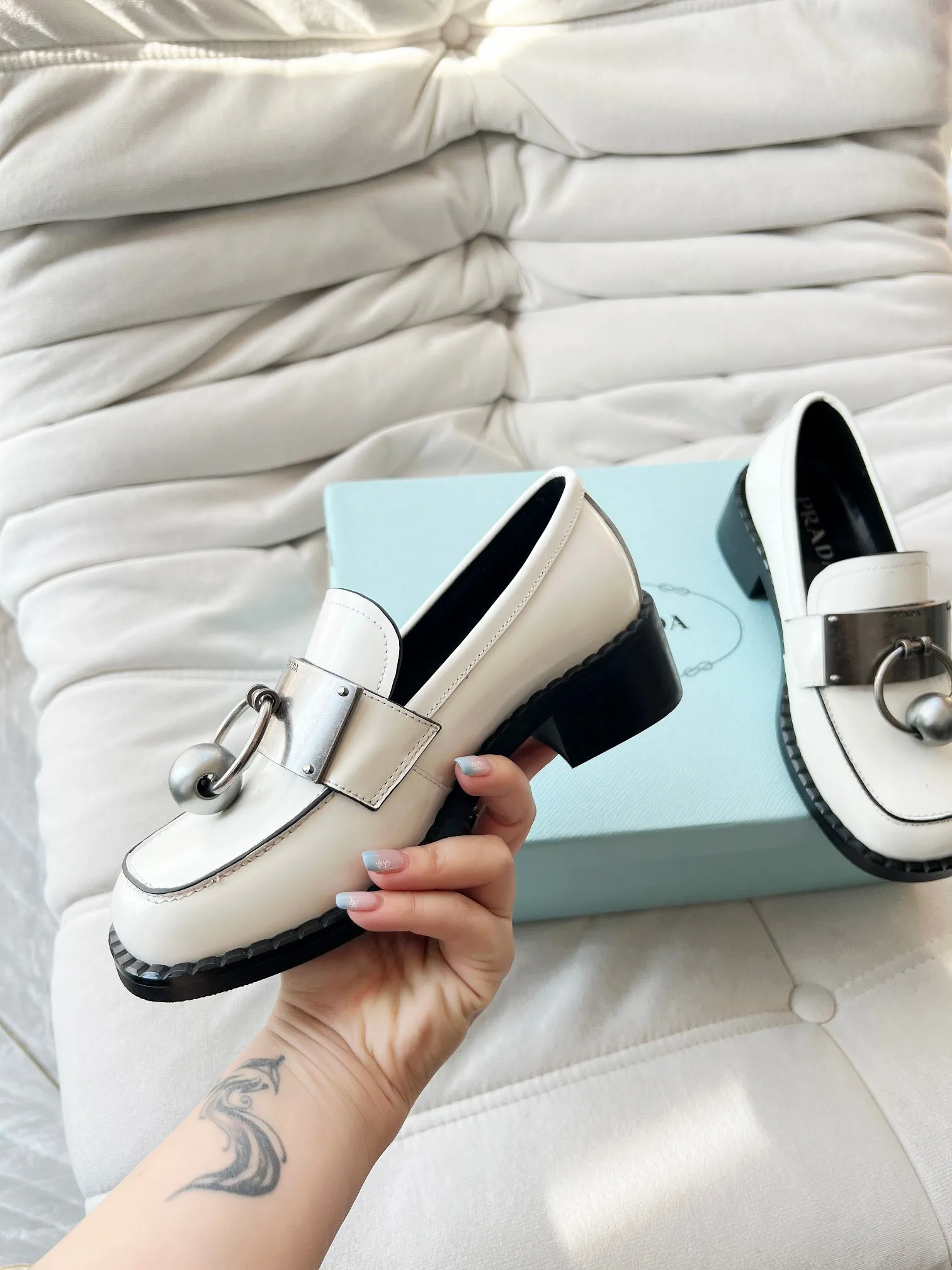 👟👟Ex-factory price 560👟👟 Prada’s new spring and summer women’s clothing｜Absolutely beautiful🥰Exception! Extra number! Anita will continue to update the latest SS25 catwalk pre-sale models, with novel logos as soul mates. Full of fun ~ Adhering to the trend-setting vane, you must believe in Prada's ability to capture fashion. 35-42 yards